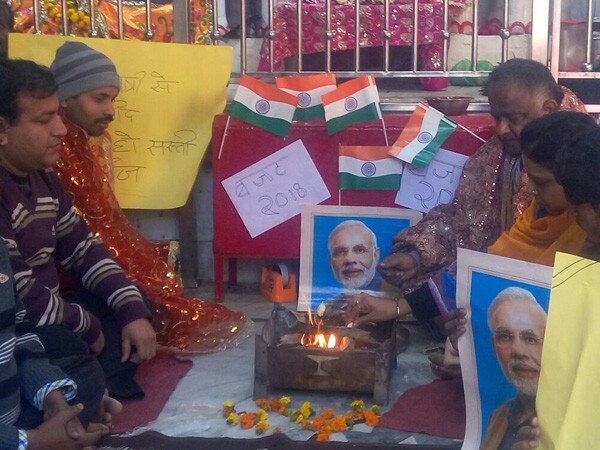 Kanpur residents pray for good budget Kanpur residents pray for good budget