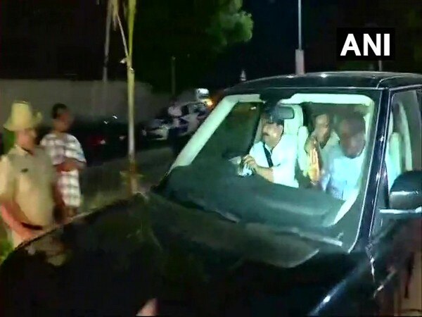 Kumaraswamy meets Congress-JD(S) leaders, security deployed at Yeddyurappa's home Kumaraswamy meets Congress-JD(S) leaders, security deployed at Yeddyurappa's home