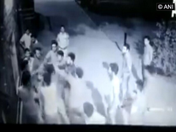 DU student beaten up, targeted for being 'UP-Bihar wala' DU student beaten up, targeted for being 'UP-Bihar wala'