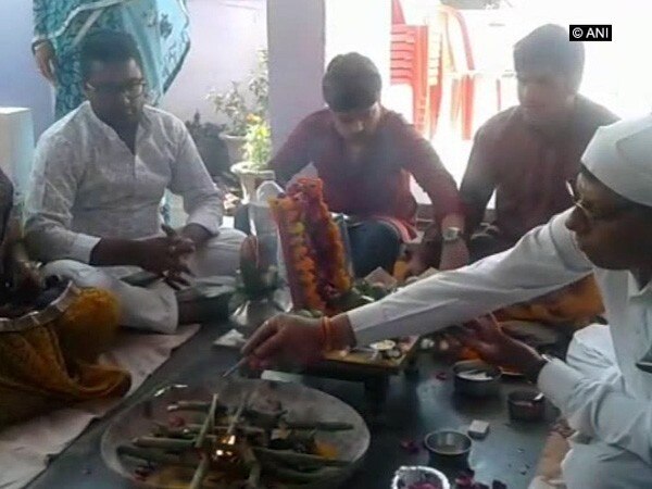 UP: Man performs last rites for his pet parrot UP: Man performs last rites for his pet parrot