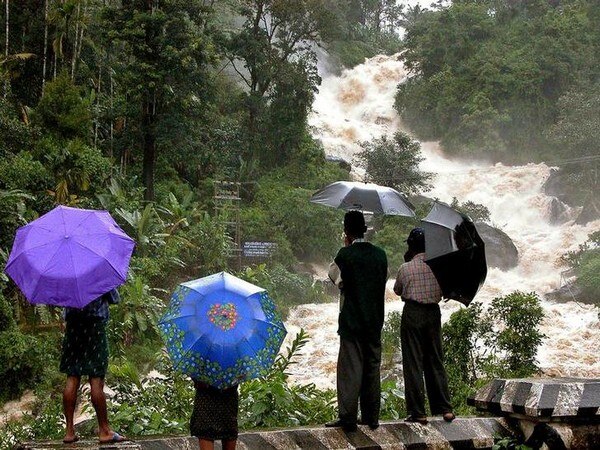 Kozhikode landslide death toll mounts to 12 Kozhikode landslide death toll mounts to 12