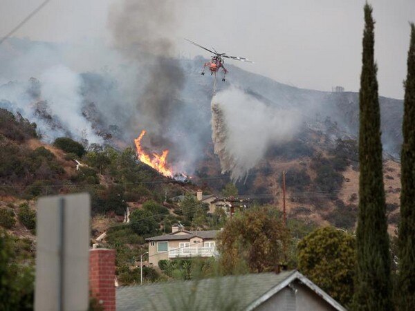 LA Tuna fire forces hundreds to evacuate in Los Angeles LA Tuna fire forces hundreds to evacuate in Los Angeles