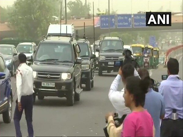 Manmohan Singh visits ailing Vajpayee at AIIMS Manmohan Singh visits ailing Vajpayee at AIIMS