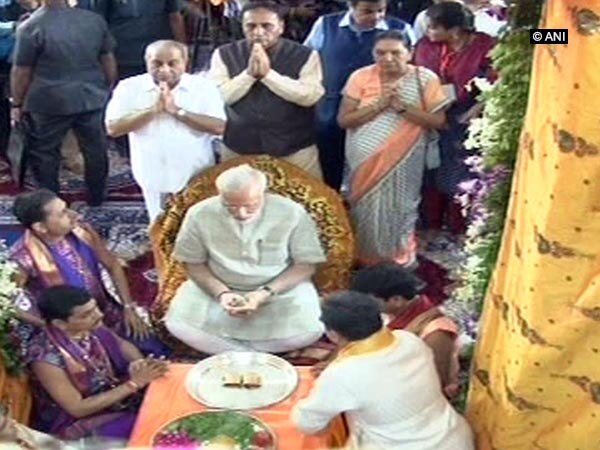 PM Modi arrives in Dwarka, attends special puja at Dwarikadheesh Temple PM Modi arrives in Dwarka, attends special puja at Dwarikadheesh Temple