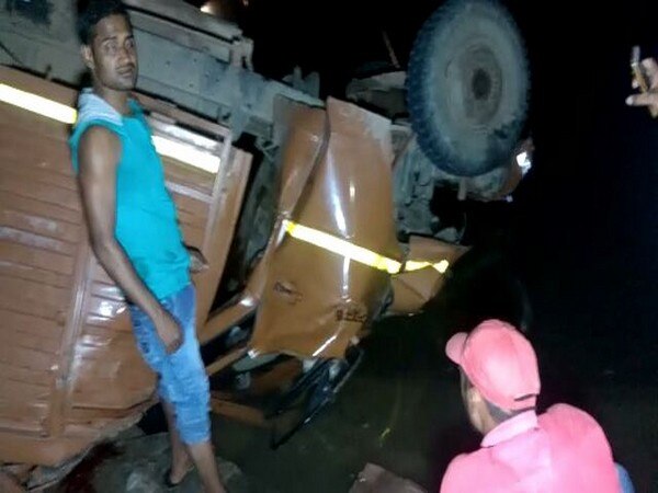 21 killed after truck ferrying them falls off bridge in MP 21 killed after truck ferrying them falls off bridge in MP