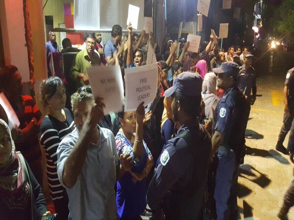 Maldives crises: Protests underway outside MDP Haruge Maldives crises: Protests underway outside MDP Haruge