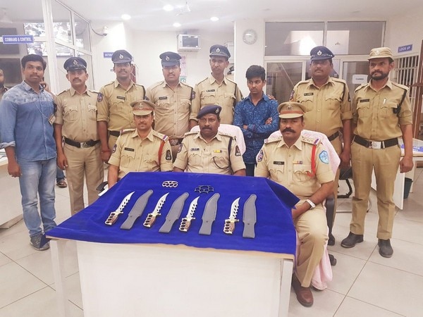 Hyderabad: Man arrested with four daggers Hyderabad: Man arrested with four daggers