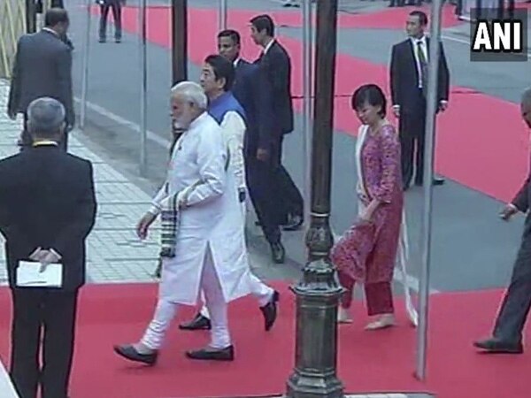 PM  Modi accompanied Japanese PM Shinzo Abe to 16th century Sidi Saiyyed mosque PM  Modi accompanied Japanese PM Shinzo Abe to 16th century Sidi Saiyyed mosque