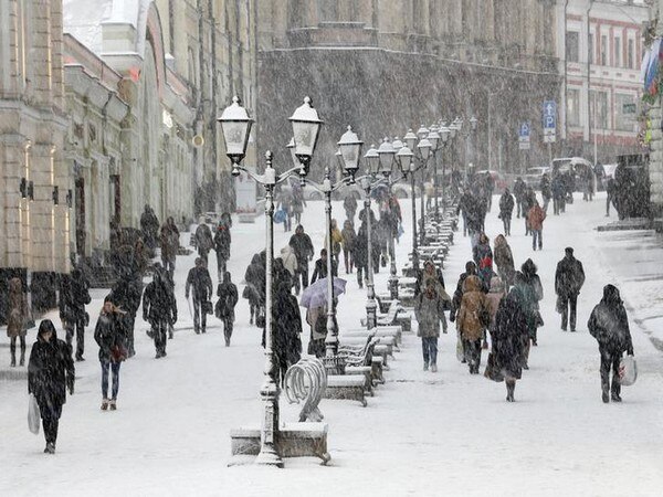 Record snowfall hits Moscow, kills 1 Record snowfall hits Moscow, kills 1