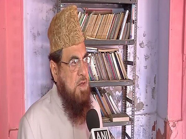 Muslim cleric backs fatwa banning posting pictures on social media Muslim cleric backs fatwa banning posting pictures on social media