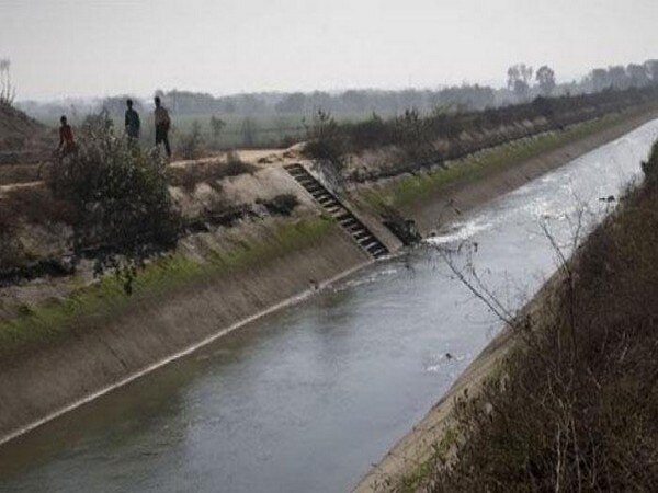 Delhi: CRPF saves girl from drowning in canal Delhi: CRPF saves girl from drowning in canal