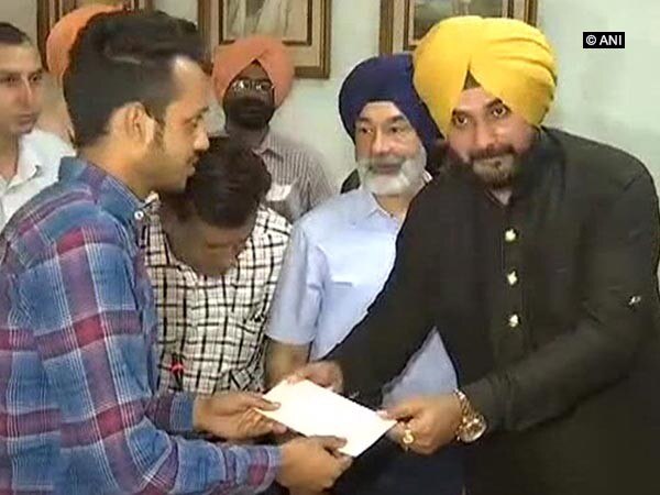 Navjot Singh Sidhu gave Rs. 15 lakh to farmers whose crops were damaged in a fire Navjot Singh Sidhu gave Rs. 15 lakh to farmers whose crops were damaged in a fire