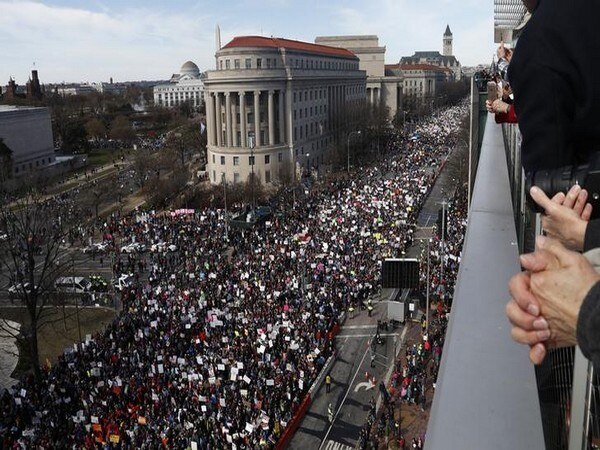 Newseum apologises for selling 'Fake News' t-shirts Newseum apologises for selling 'Fake News' t-shirts