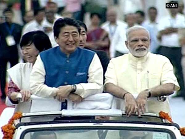 Japanese PM Abe, PM Modi take part in road show from Ahmedabad Airport to Sabarmati Aashram Japanese PM Abe, PM Modi take part in road show from Ahmedabad Airport to Sabarmati Aashram