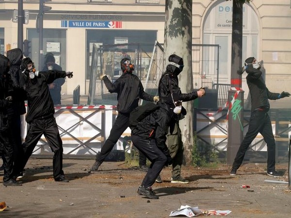 Paris: 200 arrested in May Day riots Paris: 200 arrested in May Day riots