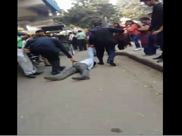 Viral video shows two traffic cops thrashing man Viral video shows two traffic cops thrashing man