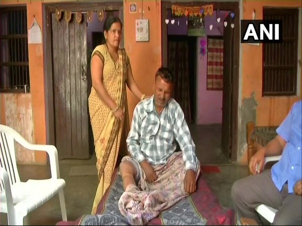 Doctor performs leg injury on man admitted with head injury Doctor performs leg injury on man admitted with head injury