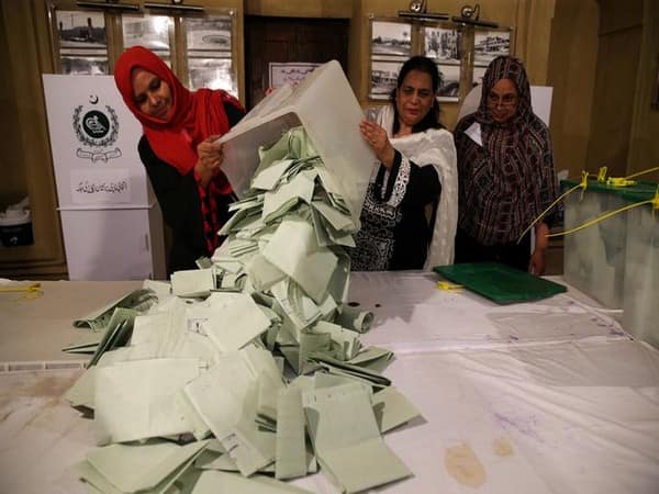 Imran Khan leads battle for Pakistan Imran Khan leads battle for Pakistan