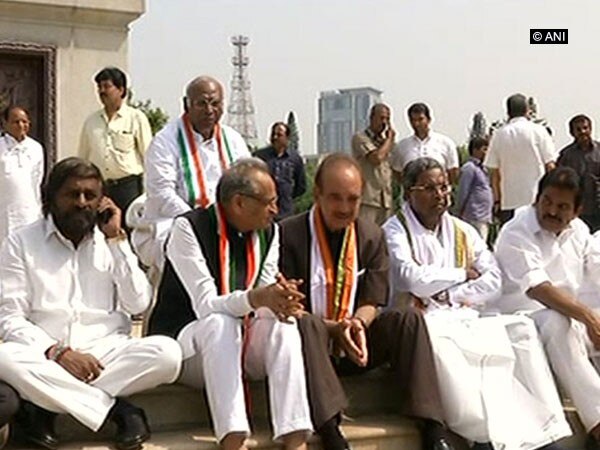 Congress-JD(S) protest Yeddyurappa's swearing in  Congress-JD(S) protest Yeddyurappa's swearing in