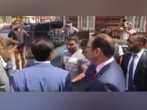 PTI, PML-N workers clash outside Nawaz Sharif's London residence PTI, PML-N workers clash outside Nawaz Sharif's London residence