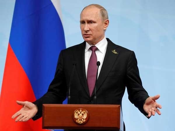 Putin signs bill targeting international media outlets Putin signs bill targeting international media outlets