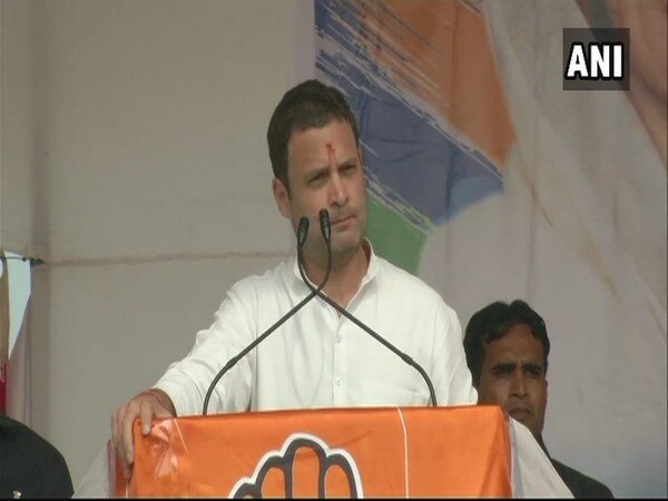 Crowd greets Rahul Gandhi with 'Modi Modi' chants Crowd greets Rahul Gandhi with 'Modi Modi' chants