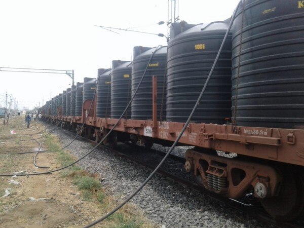 Railways rushes drinking water to Kerala Railways rushes drinking water to Kerala