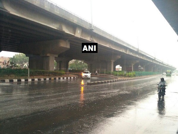 Light rain breaks Delhi's dry spell Light rain breaks Delhi's dry spell