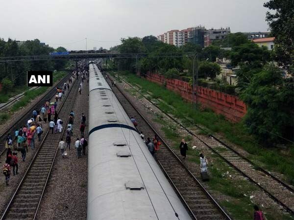 Ranchi Rajdhani Express derails in Delhi, no injuries reported  Ranchi Rajdhani Express derails in Delhi, no injuries reported