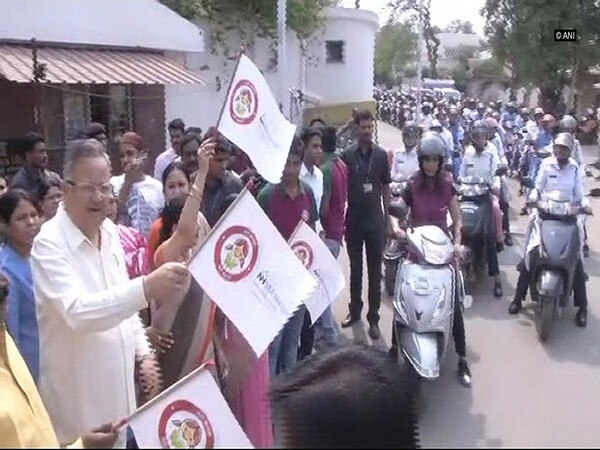 Raman Singh's tribute to Swachh Bharat mascot on women's day Raman Singh's tribute to Swachh Bharat mascot on women's day