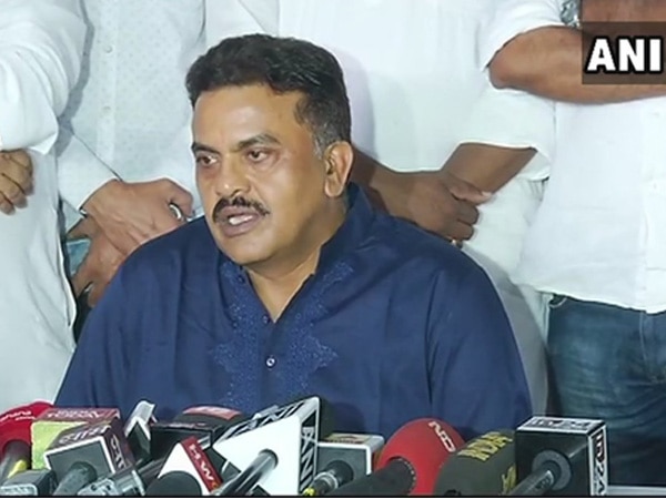 Mumbai: FIR against Sanjay Nirupam for holding hawkers' rally sans permit Mumbai: FIR against Sanjay Nirupam for holding hawkers' rally sans permit