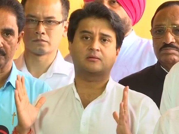 Fuel price: Jyotiraditya Scindia dubs Centre as 'Ek paise waali sarkar' Fuel price: Jyotiraditya Scindia dubs Centre as 'Ek paise waali sarkar'