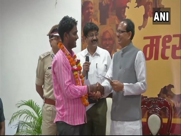 Shivraj felicitates security personnel in Shivpuri rescue ops  Shivraj felicitates security personnel in Shivpuri rescue ops