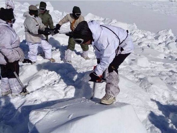 Army takes Swachh Bharat Abhiyan to the highest battlefield Siachen Army takes Swachh Bharat Abhiyan to the highest battlefield Siachen