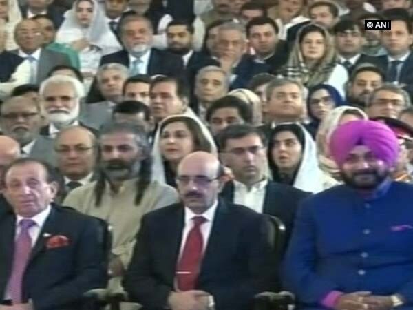 Pak deliberately made Sidhu sit with PoK chief? Pak deliberately made Sidhu sit with PoK chief?