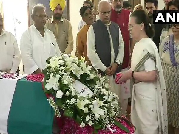 Vajpayee ji always stood for democratic values: Sonia Gandhi Vajpayee ji always stood for democratic values: Sonia Gandhi