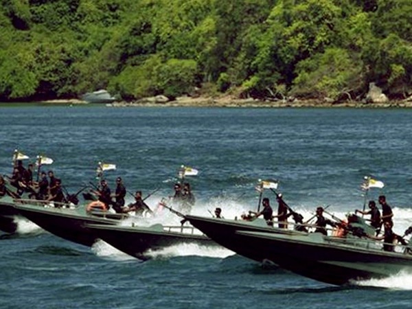 Eight Indian fishermen apprehended by Sri Lankan Navy Eight Indian fishermen apprehended by Sri Lankan Navy