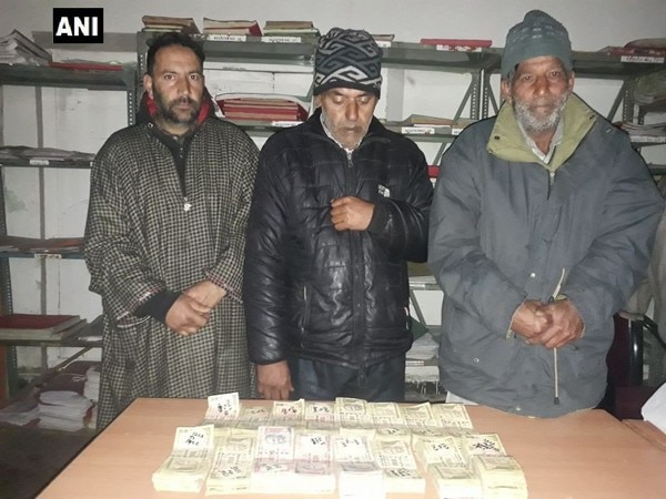 Srinagar Police apprehends 3 with big demonitised currency Srinagar Police apprehends 3 with big demonitised currency