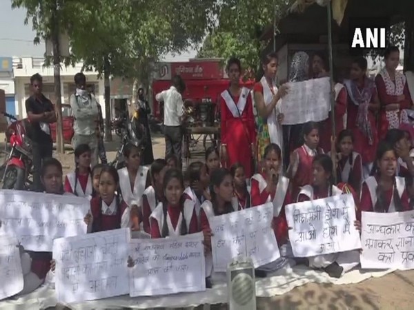 Allahabad school, college students protest over liquor shops in vicinity Allahabad school, college students protest over liquor shops in vicinity