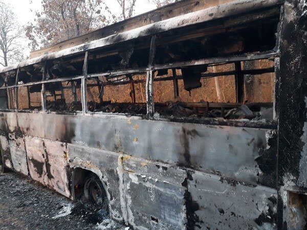 Naxals torches buses, trucks as revenge  Naxals torches buses, trucks as revenge