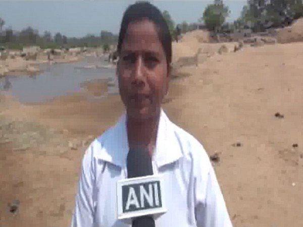 Dantewada: Nurse sails across crocodile-infested river to treat villagers Dantewada: Nurse sails across crocodile-infested river to treat villagers