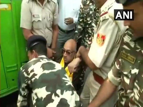 Special status: TDP MPs protesting outside PM Modi's residence detained Special status: TDP MPs protesting outside PM Modi's residence detained