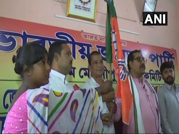 WB: Former TMC, CPI-M leader join BJP WB: Former TMC, CPI-M leader join BJP