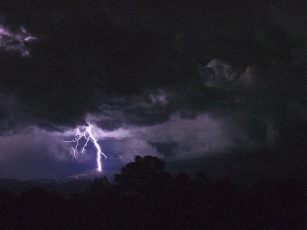 Thunderstorm warning issued in several regions, Delhi shuts schools Thunderstorm warning issued in several regions, Delhi shuts schools