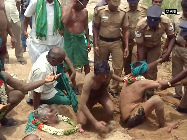 Farmers bury themselves in sand over Cauvery water dispute Farmers bury themselves in sand over Cauvery water dispute