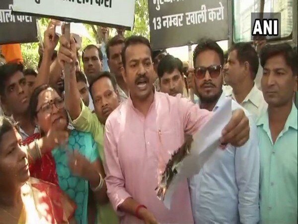 Deen Dayal Vahini workers demand Vasundhara Raje to vacate from current bungalow Deen Dayal Vahini workers demand Vasundhara Raje to vacate from current bungalow