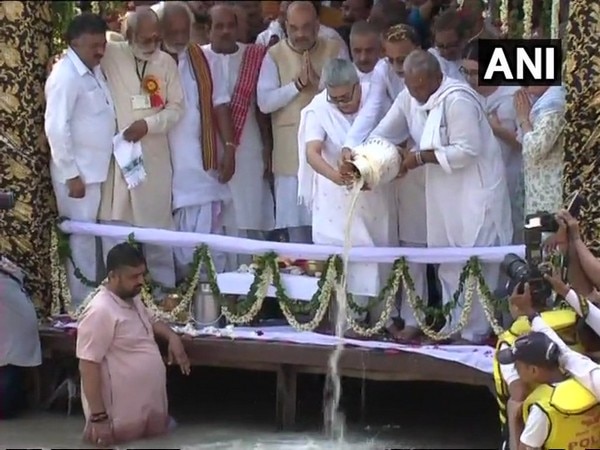 Vajpayee's ashes immersed in Ganga at Haridwar Vajpayee's ashes immersed in Ganga at Haridwar