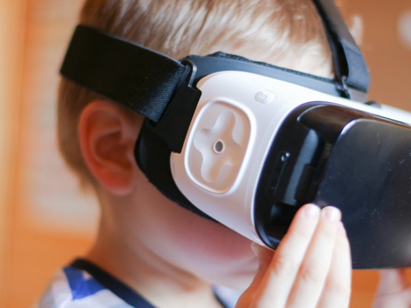 Virtual reality can distract kids from painful medical procedures Virtual reality can distract kids from painful medical procedures