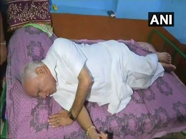 K'taka polls: Yeddyurappa, BJP leaders spend night at slums K'taka polls: Yeddyurappa, BJP leaders spend night at slums