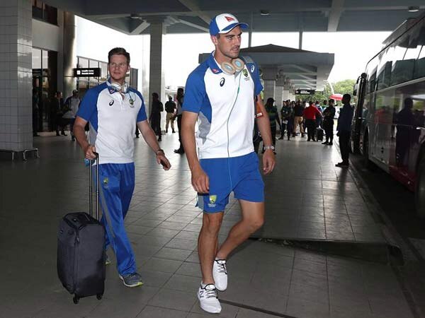 Stone thrown at Aussie team bus in Chittagong Stone thrown at Aussie team bus in Chittagong